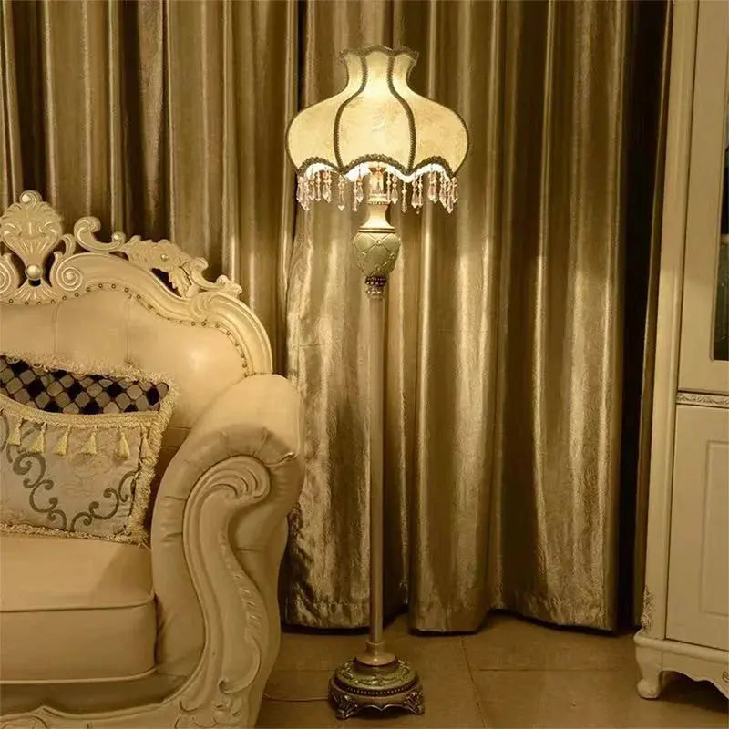 Lampe de chevet - Lampadaire - Style Contemporain, Abat-jour en Tissu, Étagère Intégrée Lampadia