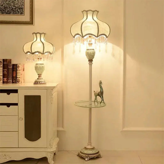 Lampe de chevet - Lampadaire - Style Contemporain, Abat-jour en Tissu, Étagère Intégrée Lampadia