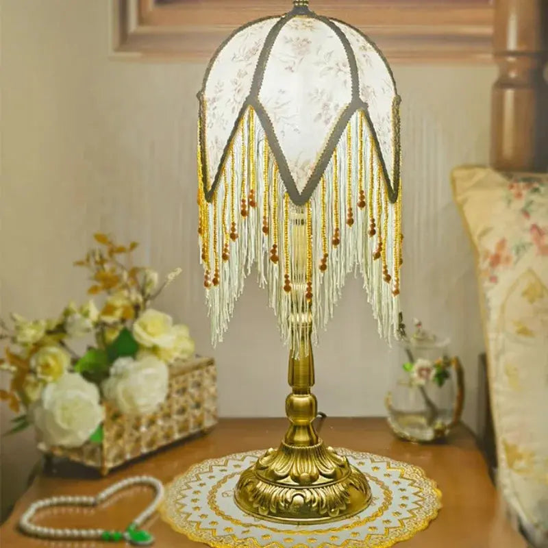 Lampe de chevet à Franges Rétro Française SANDYHA - Abat-jour en Tissu à Motifs Verts, Franges Perlées, Lampe de Chevet Chambre Princesse, Décoration de Salon Lampadia